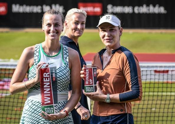 24 06 2023, xlakx, sports tennis, WTA Tour 2023 in Berlin emspor, f l Petra Kvitova Czech Republic ,Barbara Rittner, tournament director and Donna Vekic Croatia holding the winners trophy Berlin