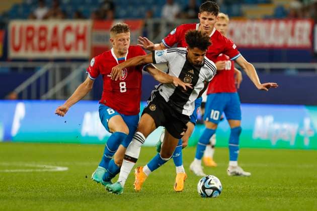 Sport Themen der Woche KW25 Sport Bilder des Tages UEFA U21, U 21 EM, Deutschland - Tschechien, 2. Gruppenspiel, 25.06.2023, Adjarabet Arena, Batumi Kevin SCHADE ( 9, Deutschland, Brentford FC) im Zweikampf mit Lukas CERV ( 8, Tschechien), UEFA U21-Fussball-Europameisterschaft in Rumaenien und Georgien, Deutschland - Tschechien, 2. Gruppenspiel, 25.06.2023, Adjarabet Arena, Batumi *** UEFA U21 European Championship, Germany Czech Republic, 2 group match, 25 06 2023, Adjarabet Arena, Batumi Kevin SCHADE 9, Germany, Brentford FC in duel with Lukas CERV 8, Czech Republic , UEFA U21 European Football Championship in Romania and Georgia, Germany Czech Republic, 2 group match, 25 06 2023, Adjarabet Arena, Batumi Copyright: xBEAUTIFULxSPORTS Meuselx