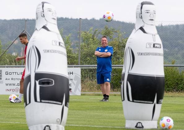 Sport Themen der Woche KW26 Sport Bilder des Tages 26.06.2023, xsltx, Fussball 2.Bundesliga, SV Wehen Wiesbaden - Trainingsstart 2023 24 emspor, v.l. Markus Kauczinski (Trainer SV Wehen Wiesbaden) (DFL DFB REGULATIONS PROHIBIT ANY USE OF PHOTOGRAPHS as IMAGE SEQUENCES and or QUASI-VIDEO) Wiesbaden *** 26 06 2023, xsltx, football 2 Bundesliga, SV Wehen Wiesbaden training start 2023 24 emspor, v l Markus Kauczinski coach SV Wehen Wiesbaden DFL DFB REGULATES PROHIBIT ANY USE OF PHOTOGRAPHS as IMAGE SEQUENCES and or QUASI VIDEO Wiesbaden