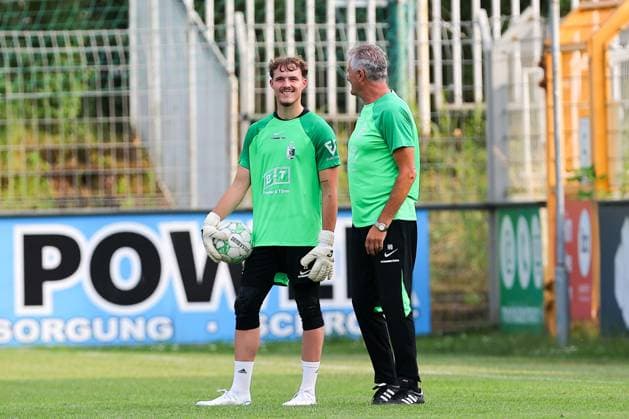 Leipzig, 21 06 2023, Alfred Kunze Sportpark, soccer, men, Regionalliga Nordost, season 2023 2024, Trainigsauftakt BSG Chemie Leipzig , In picture v l newcomer goalkeeper Lenno Udo Schmidt Chemie and goalkeeper coach Harald Bellot Chemie ,