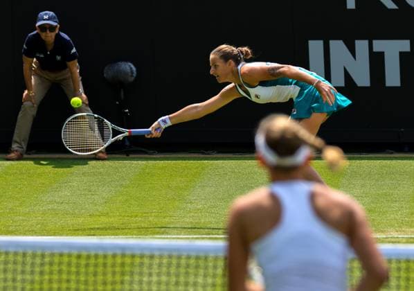 Sport Bilder des Tages 26th June 2023; Devonshire Park, Eastbourne, East Sussex, England: Rothesay International Eastbourne, Day 1, Karolina Pliskova (CZE) plays a forehand against Elise Mertens (BEL)  ActionPlus12524024 HongboxChen