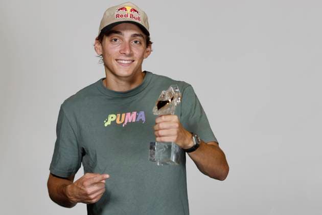 Bilder des Jahres 2023, Sport 06 Juni Sport Bilder des Tages Armand Duplantis (Sweden) poses with trophy of the Golden Spike Ostrava 2023 meeting prior to the 63rd edition of the annual athletics event, part of the IAAF World Challenge Meetings, in Ostrava, Czech Republic, on June 26, 2023. (CTKxPhoto PavelxLebeda) CTKPhotoF202306260015301  CTKPhotoF202306260015301