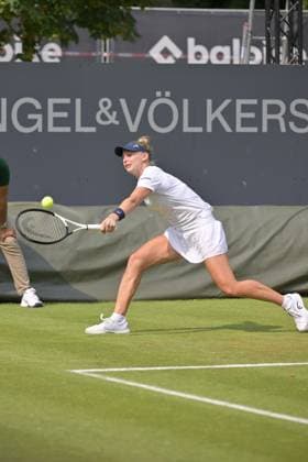 26 06 2023, xbrx, tennis Bad Homburg Open WTA 250, emspor, v l Teichmann, Jil SUI , plays the ball,focused, concentrated Bad Homburg
