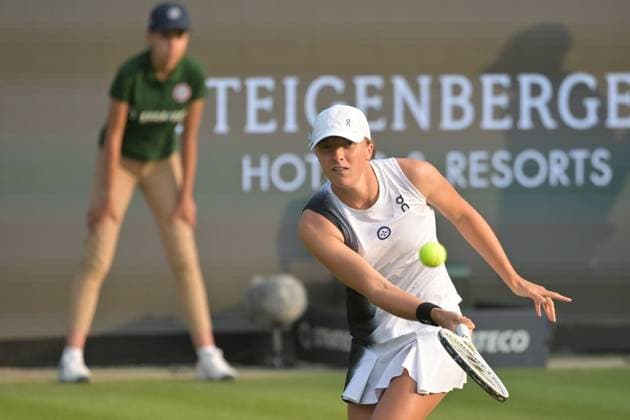 26 06 2023, xbrx, Tennis Bad Homburg Open WTA 250, emspor, v l Swiatek, Iga POL , plays the ball, focused, concentrated, warm up program of professionals, warm up Bad Homburg