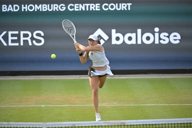 26 06 2023, xbrx, tennis Bad Homburg Open WTA 250, emspor, v l Swiatek, Iga POL , plays the ball, focused, concentrated Bad Homburg