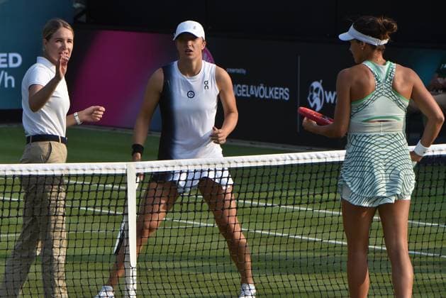 26 06 2023 Tennis, WTA, Bad Homburg Open 2023 Sixteenth final Iga Natalia SwiÄÖtek POL vs Tatjana Maria GER picture shows the referee with Iga Natalia SwiÄÖtek POL vs Tatjana Maria GER emspor, DFL regulations prohibit any use of photographs as image sequences and or quasi video