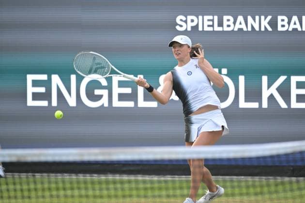 26 06 2023, xbrx, tennis Bad Homburg Open WTA 250, emspor, v l Swiatek, Iga POL , plays the ball, focused, concentrated Bad Homburg