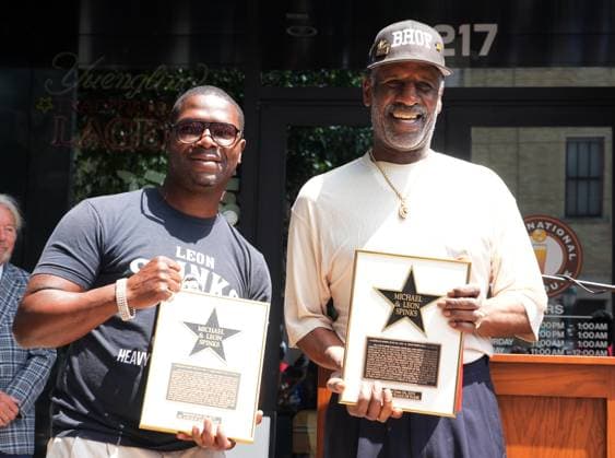 Bilder des Jahres 2023, Sport 06 Juni Sport Bilder des Tages Boxers Corey Spinks (L) representing his late father Leon and Michael Spinks display their stars on the St. Louis Walk of Fame during ceremonies in University City, Missouri on Monday, June 26, 2023. Leon Spinks competed from 1977 to 1995 and won the undisputed heavyweight championship in 1978 after defeating Muhammad Ali. Michael Spinks held world championships in two weight classes, including the undisputed light heavyweight title from 1983 to 1985, and the lineal heavyweight title from 1985 to 1988.  SLP2023062605 BILLxGREENBLATT