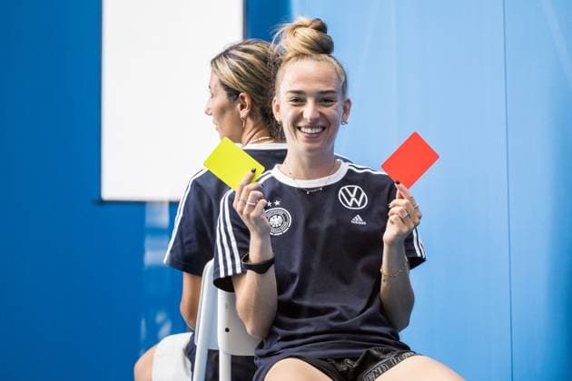 Sport Themen der Woche KW26 Sport Bilder des Tages Media Day DFB Frauen; 26.06.2023 Sophia Kleinherne (Deutschland, 4) zeigt lachend gelbe und rote Karte hoch Media Day DFB Frauen, Herzogenaurach, adidas Homeground *** Media Day DFB Women 26 06 2023 Sophia Kleinherne Germany, 4 shows laughing yellow and red card high Media Day DFB Women, Herzogenaurach, adidas Homeground. Copyright: xBEAUTIFULxSPORTS Wunderlx