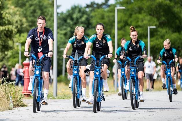 Sport Themen der Woche KW26 Trainingseinheit DFB Frauen; 27.06.2023 Sara Daebritz (Deutschland, 13), Klara Buehl (Deutschland, 19), Lina Magull (Deutschland, 20) kommen mit dem Fahrrad beim Training an Trainingseinheit DFB Frauen mit adidas Mitarbeitern und Kindergarten, Herzogenaurach, adidas Homeground *** Training session DFB women 27 06 2023 Sara Daebritz Germany, 13 , Klara Buehl Germany, 19 , Lina Magull Germany, 20 arrive at training session by bike Training session DFB women with adidas employees and kindergarten, Herzogenaurach, adidas Homeground Copyright: xBEAUTIFULxSPORTS Wunderlx