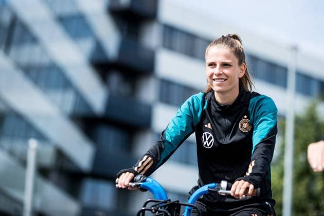 Training session DFB women 27 06 2023 Tabea Sellner Germany, 15 arrives by bike at training session Training session DFB women with adidas employees and kindergarten, Herzogenaurach, adidas Homeground Copyright: xBEAUTIFULxSPORTS Wunderlx