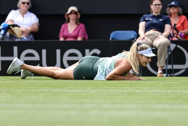 Sport Bilder des Tages 27th June 2023; Devonshire Park, Eastbourne, East Sussex, England: Rothesay International Eastbourne, Day 2; Katie Boulter (GBR) slips during the match against Petra Martic (CRO)  ActionPlus12524411 HongboxChen