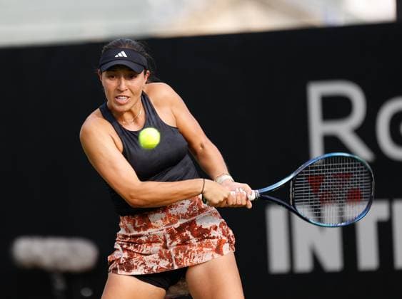 27th June 2023; Devonshire Park, Eastbourne, East Sussex, England: Rothesay International Eastbourne, Day 2; Jessica Pegula (USA) plays a backhand against Qinwen Zheng (CHN)  ActionPlus12524574 HongboxChen