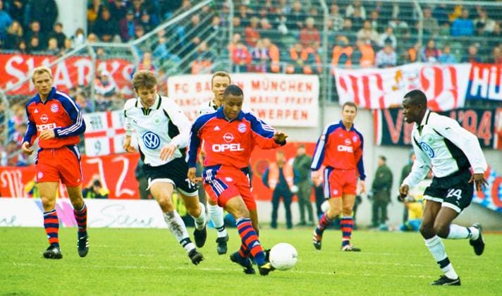 RECORD DATE NOT STATED Aus 1. BL. Saison 1999 2000 VfL Wolfsburg - Bayern München 1:1 am 01.04.2000. Im Foto: am Ball Bayern Spieler Paulo Sergio gegen Krzysztof Nowak und Charles Akonnor 24 *** From 1 BL season 1999 2000 VfL Wolfsburg Bayern Munich 1 1 on 01 04 2000 In the photo on the ball Bayern player Paulo Sergio against Krzysztof Nowak and Charles Akonnor 24
