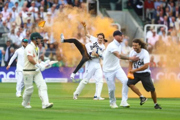 Sport Themen der Woche KW26 Sport Bilder des Tages Mandatory Credit: Photo by Kieran McManus Shutterstock (13984807m) Jonny Bairstow of England carries off a Just Stop Oil protestor who has run onto the pitch (centre) England v Australia, The Ashes, 2nd Test, Day One, LV= Insurance Men s Ashes Series, Cricket, Lords, London, UK - 28 Jun 2023 England v Australia, The Ashes, 2nd Test, Day One, LV= Insurance Men s Ashes Series, Cricket, Lords, London, UK - 28 Jun 2023  Copyright: xKieranxMcManus Shutterstockx 13984807m