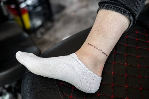 28 06 2023 1 FC Nuremberg FCN club women clubwomen media appointment Cleopatra INK tattoo piercing motto brave to the end ThHa xthxhax impression tattoo appointment