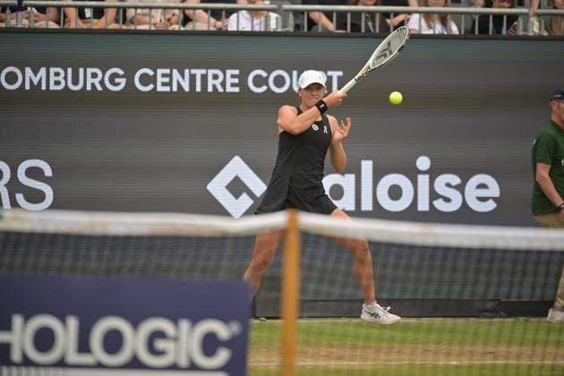 28 06 2023, xbrx, tennis Bad Homburg Open WTA 250, emspor, v l Swiatek, Iga POL , plays the ball, focused, concentrated Bad Homburg
