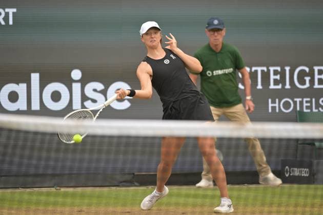 28 06 2023, xbrx, tennis Bad Homburg Open WTA 250, emspor, v l Swiatek, Iga POL , plays the ball, focused, concentrated Bad Homburg