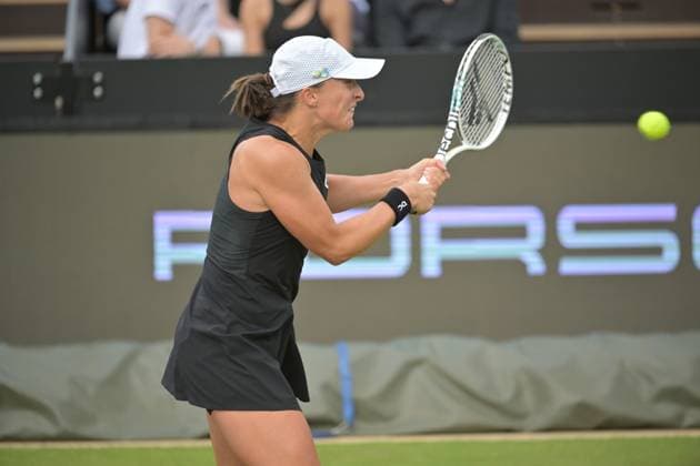 28 06 2023, xbrx, tennis Bad Homburg Open WTA 250, emspor, v l Swiatek, Iga POL , plays the ball, focused, concentrated Bad Homburg