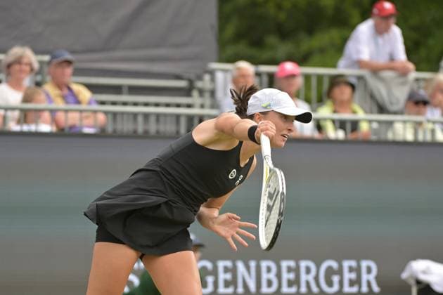 28 06 2023, xbrx, tennis Bad Homburg Open WTA 250, emspor, v l Swiatek, Iga POL , plays the ball, focused, concentrated Bad Homburg