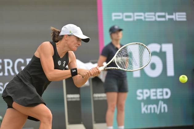 28 06 2023, xbrx, tennis Bad Homburg Open WTA 250, emspor, v l Swiatek, Iga POL , plays the ball, focused, concentrated Bad Homburg
