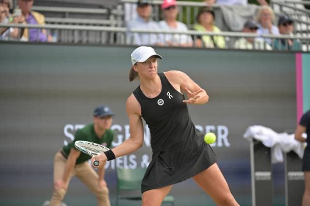 28 06 2023, xbrx, tennis Bad Homburg Open WTA 250, emspor, v l Swiatek, Iga POL , plays the ball, focused, concentrated Bad Homburg