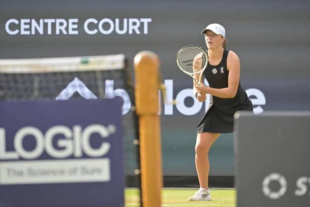 28 06 2023, xbrx, tennis Bad Homburg Open WTA 250, emspor, v l Swiatek, Iga POL , plays the ball, focused, concentrated Bad Homburg