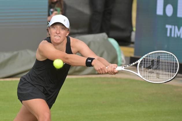 Sport Themen der Woche KW26 Sport Bilder des Tages 28.06.2023, xbrx, Tennis Bad Homburg Open WTA, Tennis Damen 250, emspor, v.l. Swiatek, Iga (POL), spielt den Ball, fokussiert, konzentriert Bad Homburg *** 28 06 2023, xbrx, tennis Bad Homburg Open WTA 250, emspor, v l Swiatek, Iga POL , plays the ball, focused, concentrated Bad Homburg