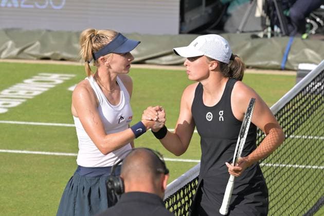 28 06 2023, xbrx, Tennis Bad Homburg Open WTA 250, emspor, v l shake hands after match, Teichmann, Jil SUI , Swiatek, Iga POL , winner, winner Bad Homburg