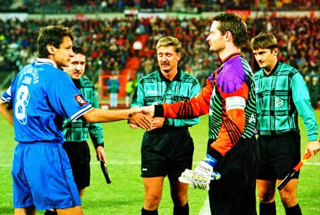 RECORD DATE NOT STATED Aus DFB Pokal 3. Hauptrunde Saison 1997 98 Hannover 96 - FC Carl Zeiss Jena 2:4 i. E. am 02.12.1997. Im Foto: Begrüßung: Han96 Kpt. und TW Jörg Sievers und FC Kpt. Olaf Holetschek sowie Schiri Dr. Franz-Xaver Wack mit Assi Peter Lange und J.C. Ortola-Kopp *** From DFB Cup 3 main round season 1997 98 Hannover 96 FC Carl Zeiss Jena 2 4 i E on 02 12 1997 In the photo greeting Han96 Kpt and TW Joerg Sievers and FC Kpt Olaf Holetschek as well as referee Dr Franz Xaver Wack with Assi Peter Lange and J C Ortola Kopp