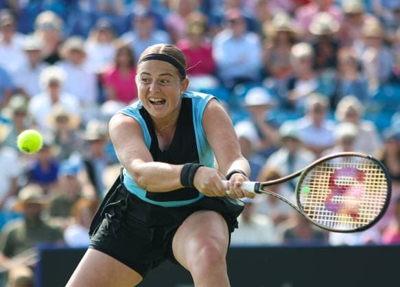 Sport Bilder des Tages 28th June 2023; Devonshire Park, Eastbourne, East Sussex, England: Rothesay International Eastbourne, Day 3; Jelena Ostapenko (LAT) plays a backhand against Harriet Dart (GBR)  ActionPlus12524812 HongboxChen