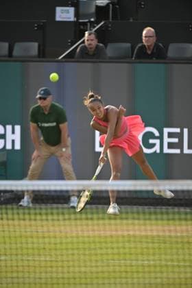 28 06 2023, xbrx, tennis Bad Homburg Open WTA 250, emspor, v l Fernandez, Leylah CAN , plays the ball, focused, concentrated Bad Homburg