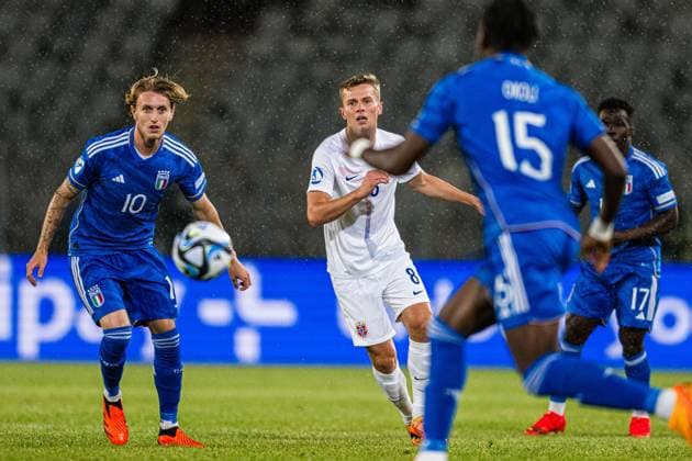 230628 Nicolo Rovella of Italy and Johan Hove of Norway during the UEFA European Under 21 Championship group stage football match between Italy and Norway on June 28, 2023 in Cluj Napoca Photo Marius Simensen BILDBYRAN COP 238 MM0023 bbeng euro under 21 football fotball fotboll fotboll italia norge norway soccer taly u21 u21 em uefa european under 21 championship  Copyright: MARIUSxSIMENSEN BB230628BB221