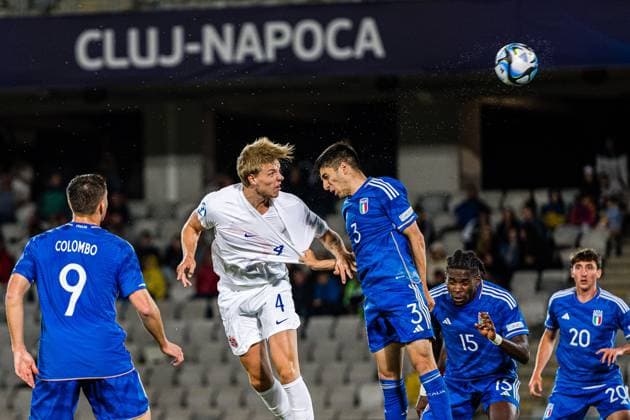 230628 Jesper Norman Daland of Norway and Fabiano Parisi of Italy during the UEFA European Under 21 Championship group stage football match between Italy and Norway on June 28, 2023 in Cluj Napoca Photo Marius Simensen BILDBYRAN COP 238 MM0023 bbeng euro under 21 football fotball fotboll italia norge norway soccer taly u21 u21 em uefa european under 21 championship  Copyright: MARIUSxSIMENSEN BB230628BB323