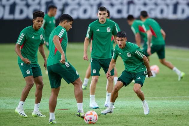 RECORD DATE NOT STATED 2023 CONCACAF Mexico Training Victor Guzman, Uriel Antuna during the training of Mexico (Mexican national team, Nationalteam prior to the game of the CONCACAF Gold Cup 2023 against Haiti in Group B, at State Farm Stadium, on June 28, 2023. <br><br> Victor Guzman, Uriel Antuna durante el Entrenamiento de Mexico (Seleccion Nacional Mexicana) previo al partido de la Copa Oro de la CONCACAF 2023 contra Haiti en el Grupo B, en el Estadio State Farm, el 28 de Junio de 2023. PHOENIX ARIZONA ESTADOS UNIDOS  Copyright: xCristianxdexMarchenax 20230628203315_CGC_23_GB_MEX_TRAI_ANTUNA13