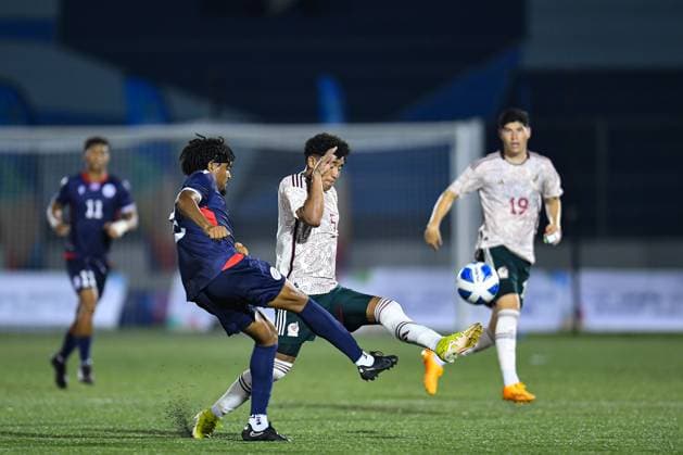 RECORD DATE NOT STATED JCC San Salvador 2023 Mexico vs Dominican Republic (L-R), Keffler Martes of Dominicana e Isaias Violante of Mexico during the game Mexico vs Dominican Republic, corresponding to Group A of Mens Soccer at the Central American and Caribbean Games San Salvador 2023, at Las Delicias National Stadium, on June 28, 2023. <br><br> (I-D), Keffler Martes de Dominicana e Isaias Violante de Mexico durante el partido Mexico vs Republica Dominicana, correspondiente al Grupo A del Futbol Masculino en los Juegos Centroamericanos y del Caribe San Salvador 2023, en el Estadio Nacional Las Delicias, el 28 de Junio de 2023. SAN SALVADOR SAN SALVADOR EL SALVADOR  Copyright: xAdrianxMaciasx 20230628223620_JCC_23_M_MEX_DOM_VIOLANTE58