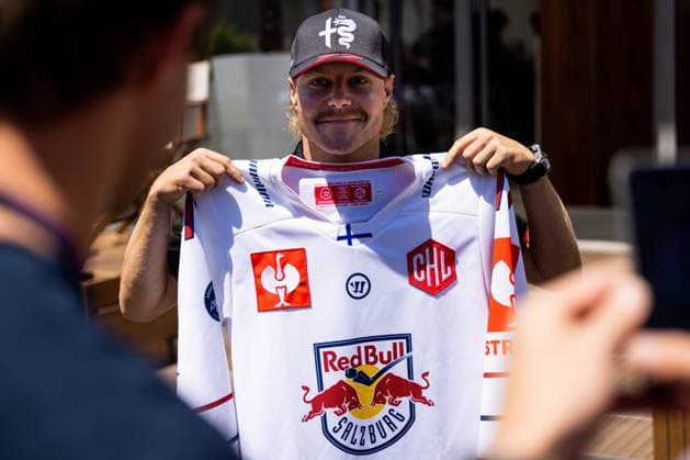 FORMULA 1 - GP of Austria 2023 SPIELBERG,AUSTRIA,29.JUN.23 - MOTORSPORTS, FORMULA 1 - Grand Prix of Austria, Red Bull Ring, preview. Image shows Valtteri Bottas (FIN Alfa Romeo) with a dress from EC Red Bull Salzburg.  GEPAxpictures xMatthiasxTrinkl