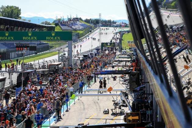 FORMULA 1 - GP of Austria 2023 SPIELBERG,AUSTRIA,29.JUN.23 - MOTORSPORTS, FORMULA 1 - Grand Prix of Austria, Red Bull Ring, preview, pit lane walk. Image shows fans during the pit lane walk and an overview.  GEPAxpictures xMarioxBuehner