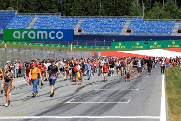 FORMULA 1 - GP of Austria 2023 SPIELBERG,AUSTRIA,29.JUN.23 - MOTORSPORTS, FORMULA 1 - Grand Prix of Austria, Red Bull Ring, preview, pit lane walk. Image shows fans during the pit lane walk.  GEPAxpictures xMarioxBuehner