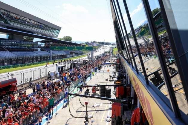 FORMULA 1 - GP of Austria 2023 SPIELBERG,AUSTRIA,29.JUN.23 - MOTORSPORTS, FORMULA 1 - Grand Prix of Austria, Red Bull Ring, preview, pit lane walk. Image shows fans during the pit lane walk and an overview.  GEPAxpictures xMarioxBuehner