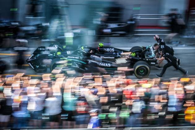 FORMULA 1 - GP of Austria 2023 SPIELBERG,AUSTRIA,29.JUN.23 - MOTORSPORTS, FORMULA 1 - Grand Prix of Austria, Red Bull Ring, preview, pit lane walk. Image shows a pit stop training with Lewis Hamilton (GBR Mercedes).  GEPAxpictures xManfredxBinder
