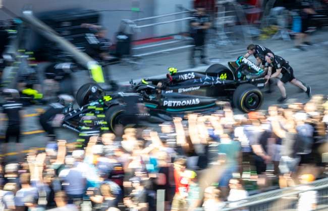FORMULA 1 - GP of Austria 2023 SPIELBERG,AUSTRIA,29.JUN.23 - MOTORSPORTS, FORMULA 1 - Grand Prix of Austria, Red Bull Ring, preview, pit lane walk. Image shows the team of Mercedes practicing the pit stop.  GEPAxpictures xWolfgangxJannach