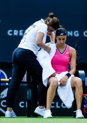 Rothesay International Eastbourne Day Six Caroline Garcia receives a medical time out during the Womens Quarter Final of the Rothesay International Eastbourne Day Six at Devonshire Park Tennis, Eastbourne Copyright: xDarrenxWoolleyx FIL-18660-0088 UK Newspapers OUT