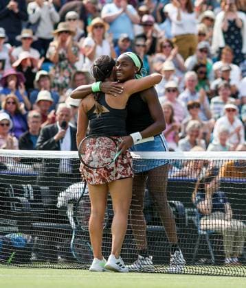 Rothesay International Eastbourne Day Six Coco Gauff and Jessica Pegula embrace after the former wins during the Womens Quarter Final of the Rothesay International Eastbourne Day Six at Devonshire Park Tennis, Eastbourne Copyright: xDarrenxWoolleyx FIL-18660-0065 UK Newspapers OUT