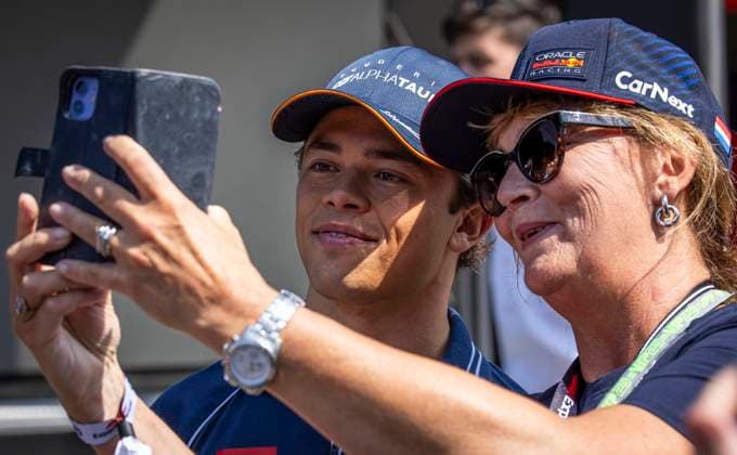 FORMULA 1 - GP of Austria 2023 SPIELBERG,AUSTRIA,30.JUN.23 - MOTORSPORTS, FORMULA 1 - Grand Prix of Austria, Red Bull Ring, practice and qualifying. Image shows Nyck De Vries (NED AlphaTauri) and fans.  GEPAxpictures xWolfgangxJannach
