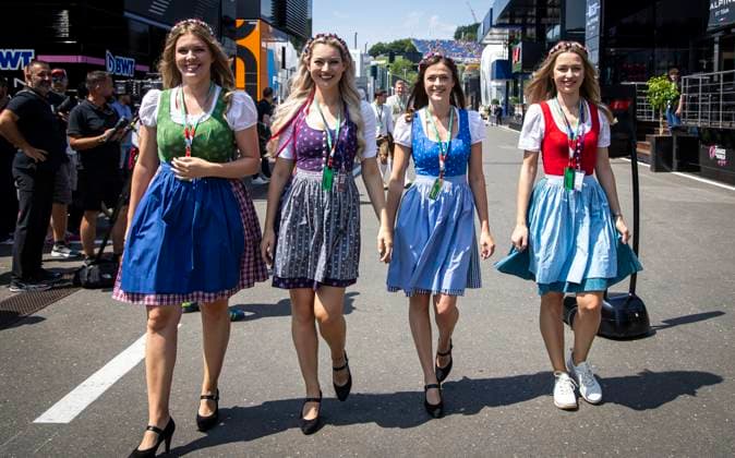 Sport Bilder des Tages FORMULA 1 - GP of Austria 2023 SPIELBERG,AUSTRIA,30.JUN.23 - MOTORSPORTS, FORMULA 1 - Grand Prix of Austria, Red Bull Ring, practice and qualifying. Image shows girls.  GEPAxpictures xWolfgangxJannach