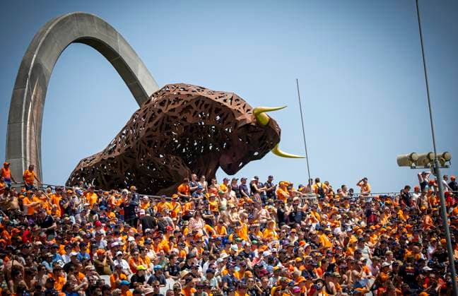 Sport Bilder des Tages FORMULA 1 - GP of Austria 2023 SPIELBERG,AUSTRIA,30.JUN.23 - MOTORSPORTS, FORMULA 1 - Grand Prix of Austria, Red Bull Ring, practice and qualifying. Image shows the bull on the main stand.  GEPAxpictures xWolfgangxJannach
