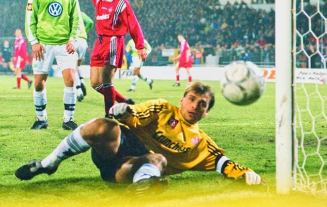 RECORD DATE NOT STATED Aus 1. BL Saison 1997 98 VfL Wolfsburg - 1. FC Kaiserslautern 2:1 am 22.11.1997. Im Foto: FC TW Andreas Reinke - hat Glück der Pfosten rettet *** From 1 BL season 1997 98 VfL Wolfsburg 1 FC Kaiserslautern 2 1 on 22 11 1997 In the photo FC TW Andreas Reinke has luck the post saves