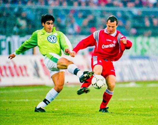 RECORD DATE NOT STATED Aus 1. BL Saison 1997 98 VfL Wolfsburg - 1. FC Kaiserslautern 2:1 am 22.11.1997. Im Foto: WOB Spieler Claudio Reyna gegen FC Spieler Axel Roos *** From 1 BL season 1997 98 VfL Wolfsburg 1 FC Kaiserslautern 2 1 on 22 11 1997 In the photo WOB player Claudio Reyna against FC player Axel Roos