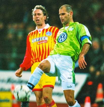 RECORD DATE NOT STATED Aus 1. BL. Saison 1997 98 VfL Wolfsburg - MSV Duisburg 0:2 am 07.11.1997. Im Foto: am Ball WOB Kpt. Jann Jensen gegen Uwe Soies *** From 1 BL season 1997 98 VfL Wolfsburg MSV Duisburg 0 2 on 07 11 1997 In the photo on the ball WOB Kpt Jann Jensen against Uwe Soies